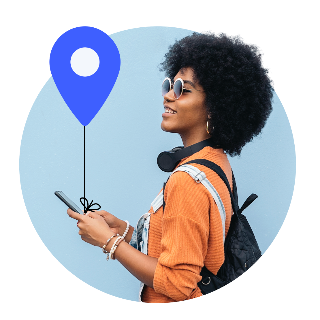 Una mujer usa la IP dedicada de NordVPN en su smartphone.